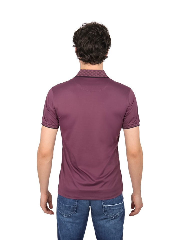 Hombre vistiendo una playera tipo polo color morado con detalles en el cuello y mangas.