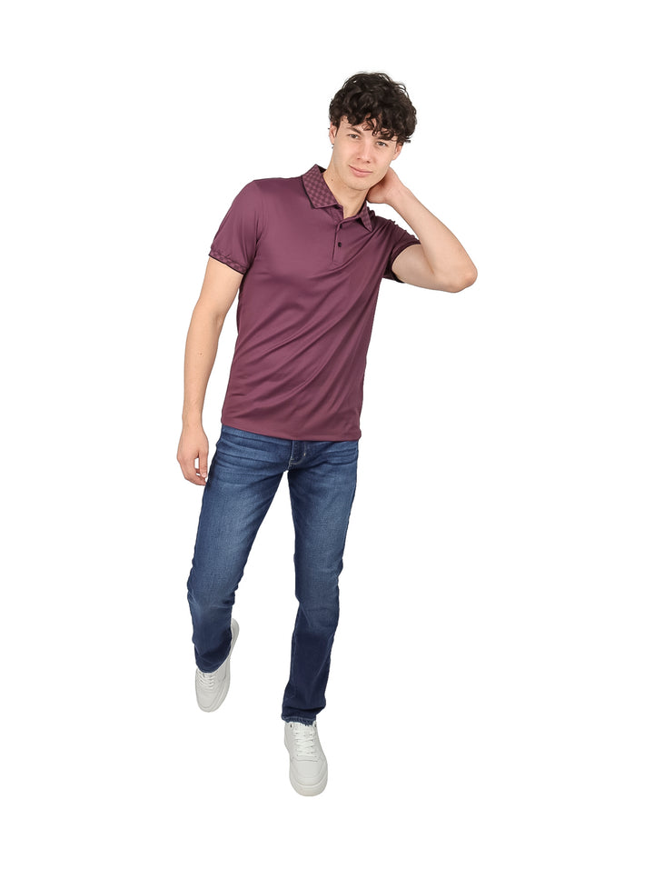 Hombre vistiendo una playera tipo polo color morado con detalles en el cuello y mangas.