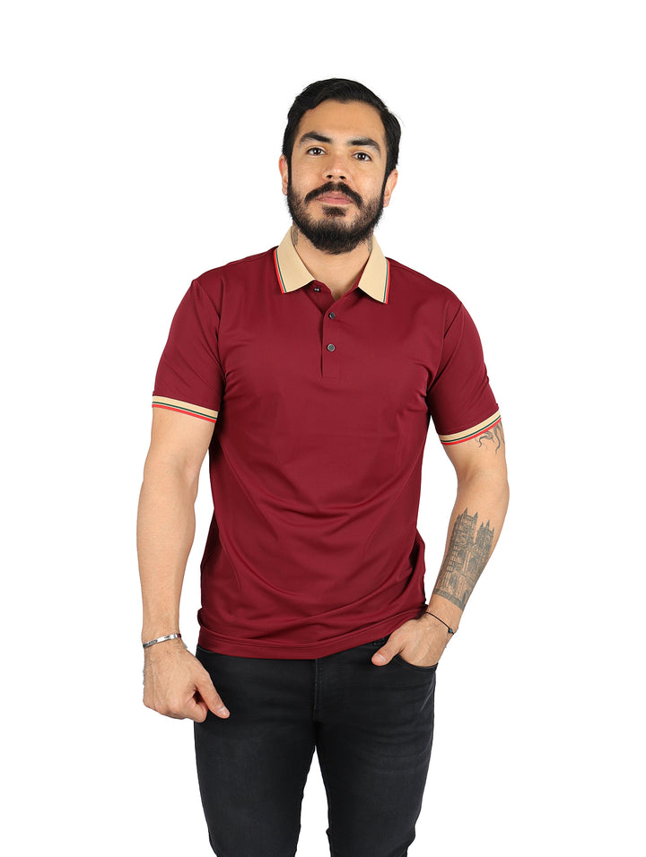 Hombre vistiendo playera tipo polo color burgundy con cuello y detalles en las mangas en tono beige.