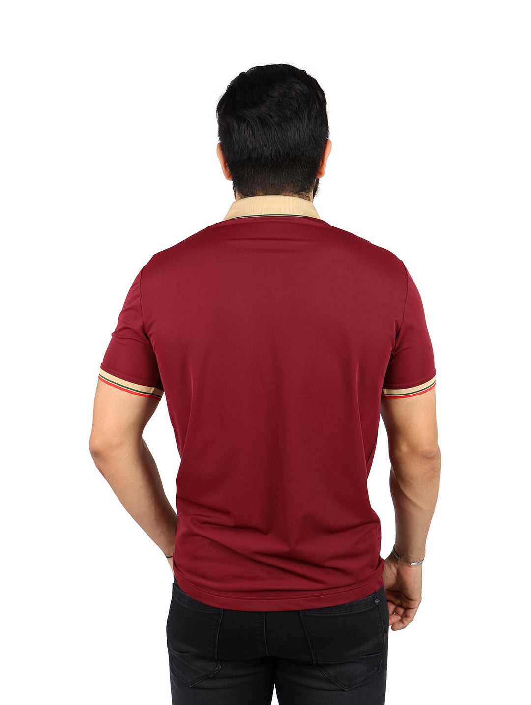Hombre vistiendo playera tipo polo color burgundy con cuello y detalles en las mangas en tono beige.