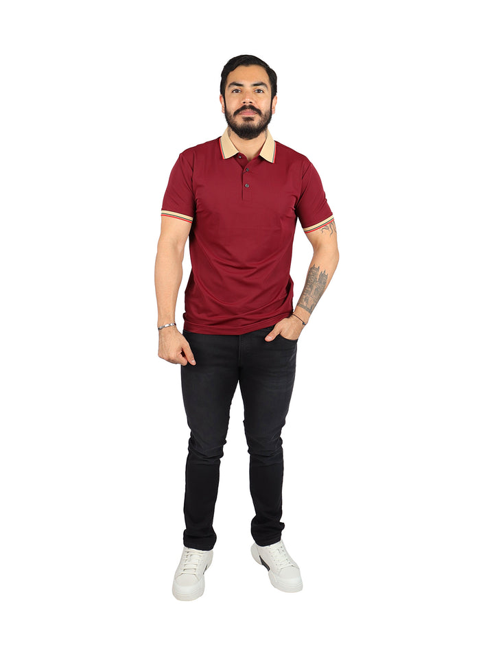 Hombre vistiendo playera tipo polo color burgundy con cuello y detalles en las mangas en tono beige.