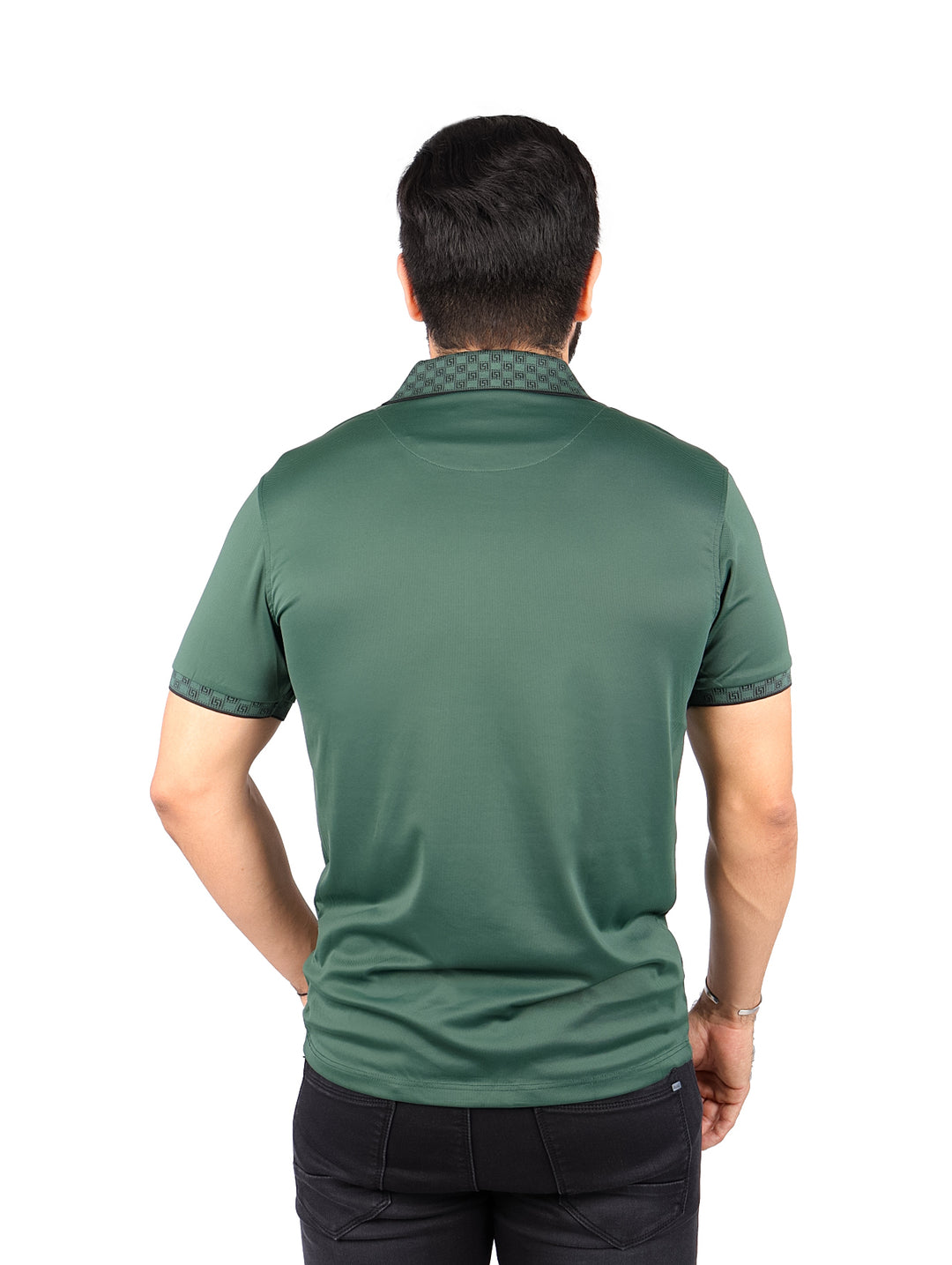 Hombre vistiendo playera tipo polo color verde oscuro con detalles decorativos en el cuello y mangas.