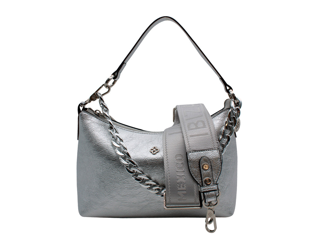 Bolso de hombro color plata con correa ancha y detalle de cadena metálica.