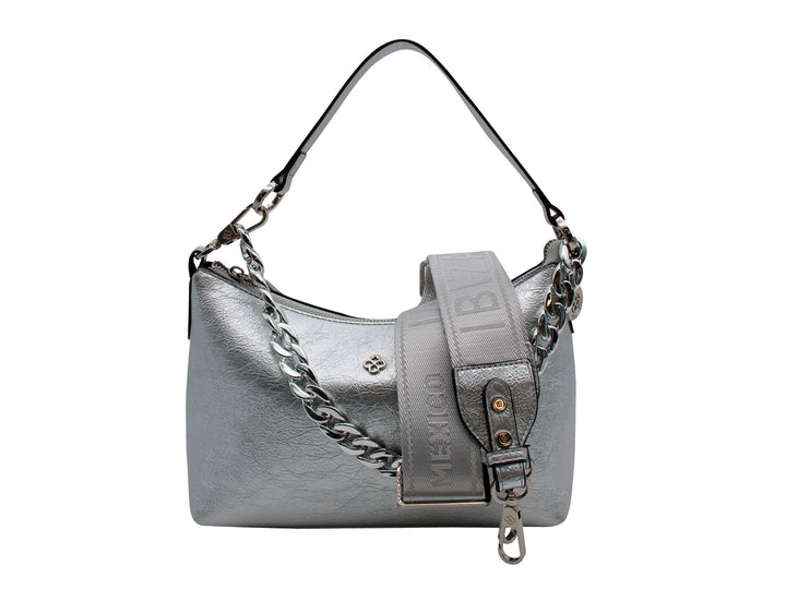 Bolso de hombro color plata con correa ancha y detalle de cadena metálica.