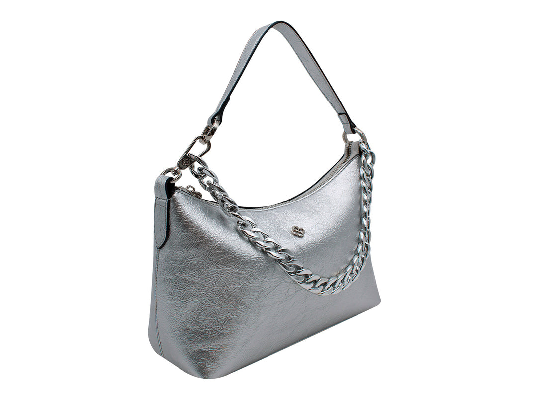 Bolso de hombro color plata con correa ancha y detalle de cadena metálica.