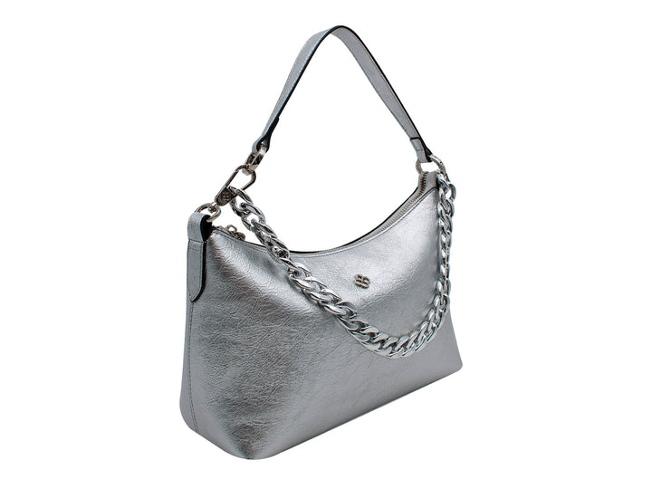 Bolso de hombro color plata con correa ancha y detalle de cadena metálica.