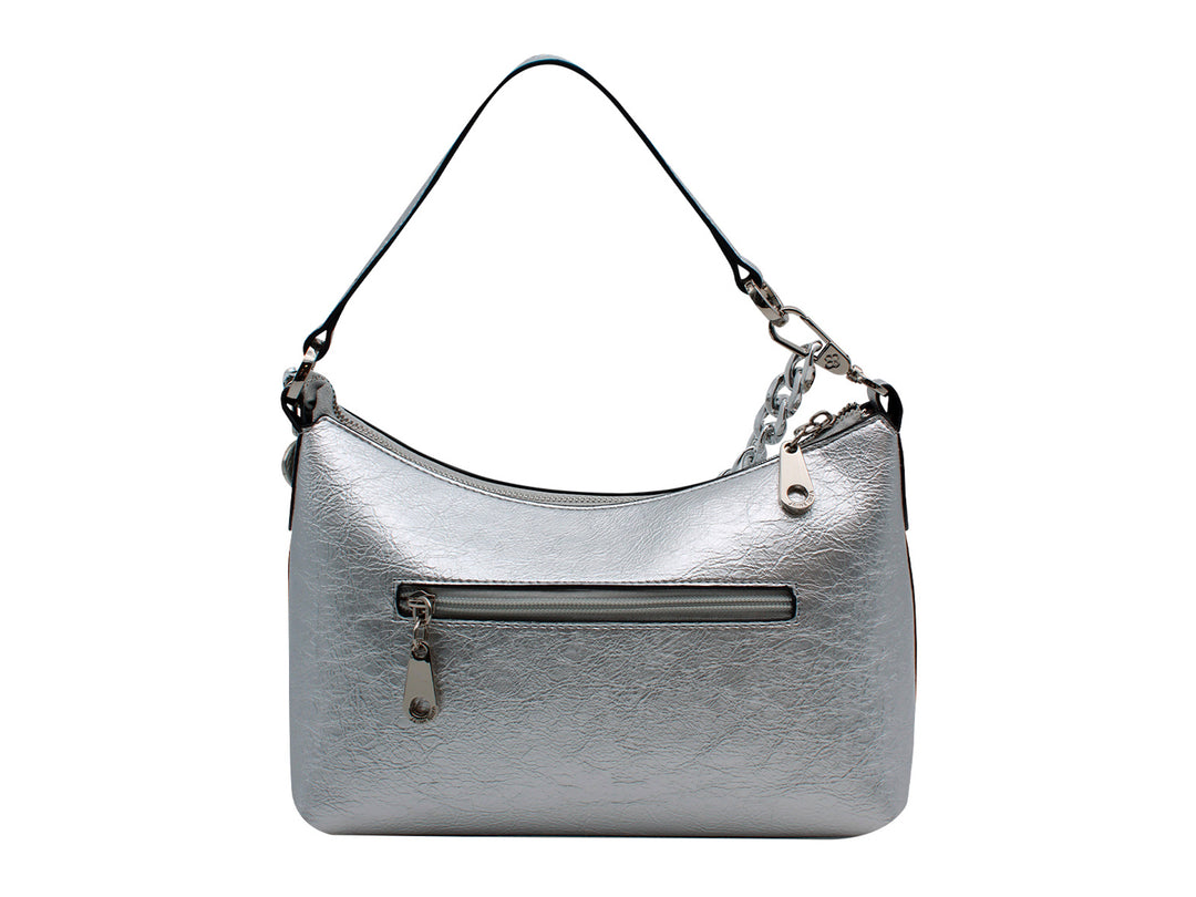Bolso de hombro color plata con correa ancha y detalle de cadena metálica.
