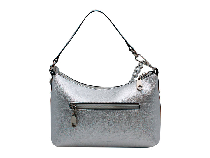 Bolso de hombro color plata con correa ancha y detalle de cadena metálica.