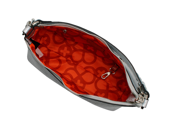 Bolso de hombro color plata con correa ancha y detalle de cadena metálica.