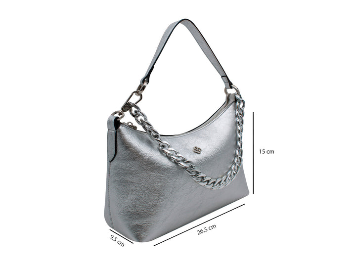 Bolso de hombro color plata con correa ancha y detalle de cadena metálica.