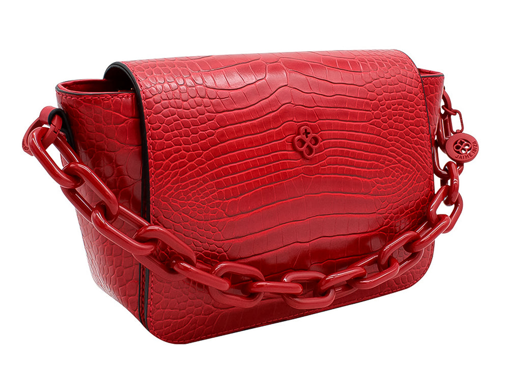 Bolso rojo con textura de cocodrilo y asa de cadena gruesa de la marca Jaime Ibiza.
