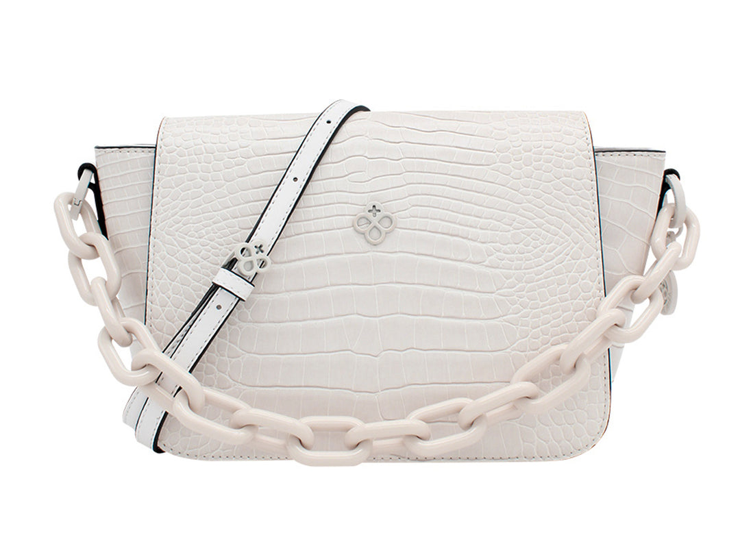 Bolso blanco de Jaime Ibiza con textura de cocodrilo, correa ajustable y asa de cadena gruesa.