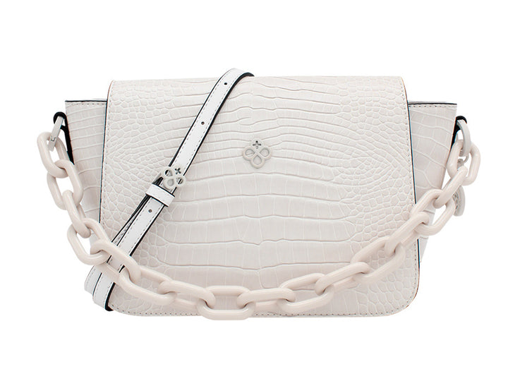 Bolso blanco de Jaime Ibiza con textura de cocodrilo, correa ajustable y asa de cadena gruesa.
