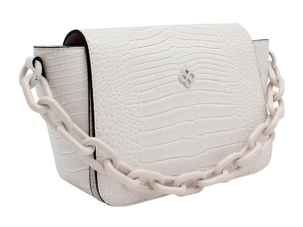 Bolso blanco de Jaime Ibiza con textura de cocodrilo, correa ajustable y asa de cadena gruesa.