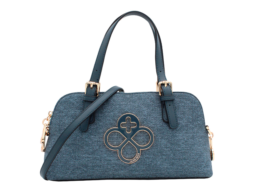 Bolso de mano azul mezclilla con asas, correa larga y detalles metálicos dorados.