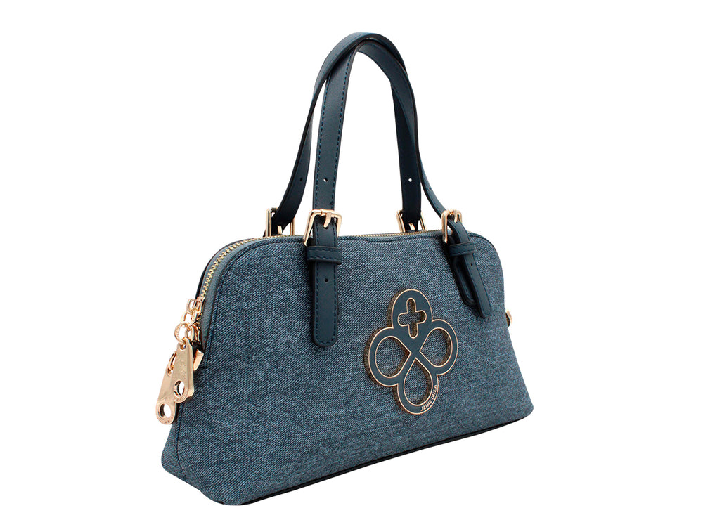 Bolso de mano azul mezclilla con asas, correa larga y detalles metálicos dorados.