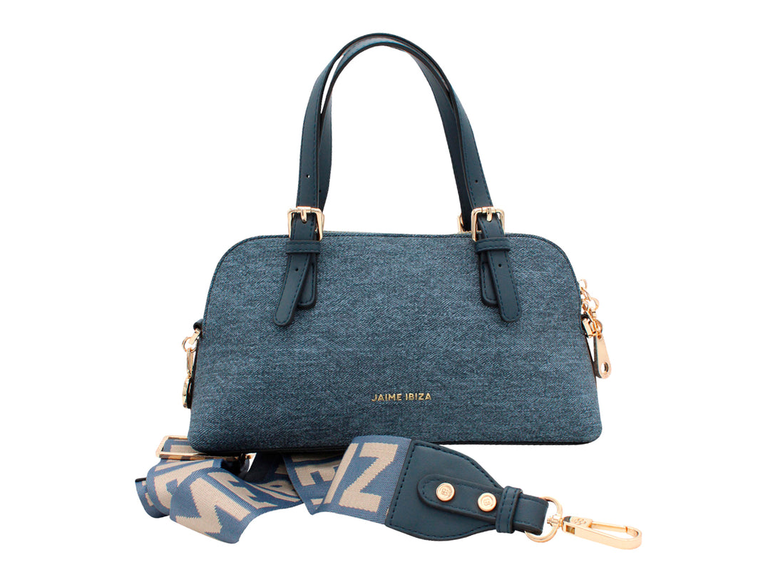 Bolso de mano azul mezclilla con asas, correa larga y detalles metálicos dorados.