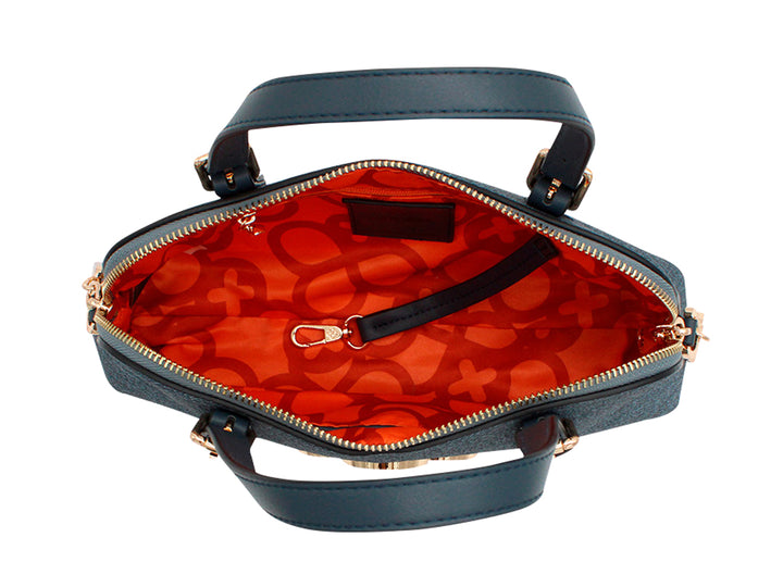 Bolso de mano azul mezclilla con asas, correa larga y detalles metálicos dorados.