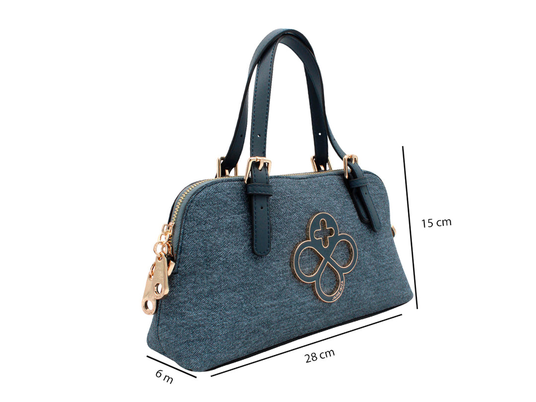 Bolso de mano azul mezclilla con asas, correa larga y detalles metálicos dorados.