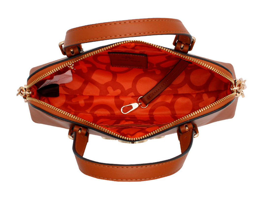 Bolso de hombro Jaime Ibiza color caramelo con asas cortas, correa larga y detalle circular en relieve al frente.