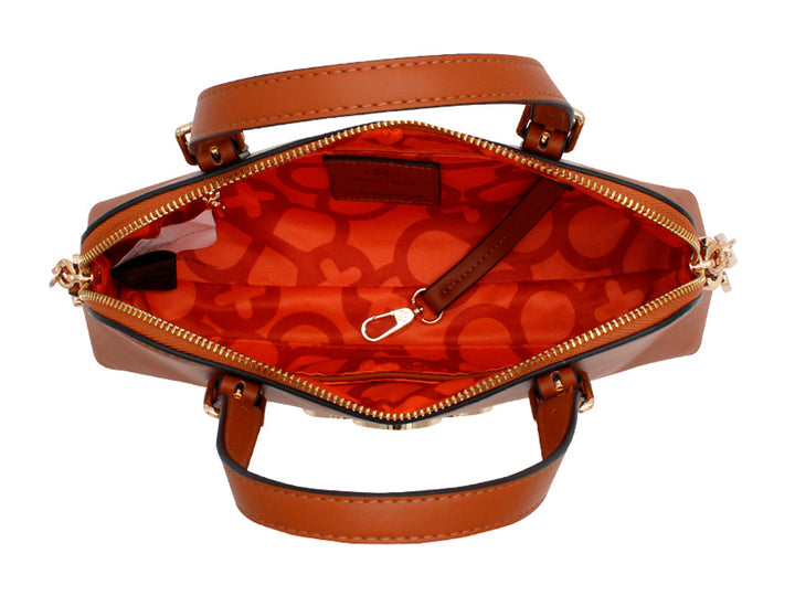 Bolso de hombro Jaime Ibiza color caramelo con asas cortas, correa larga y detalle circular en relieve al frente.