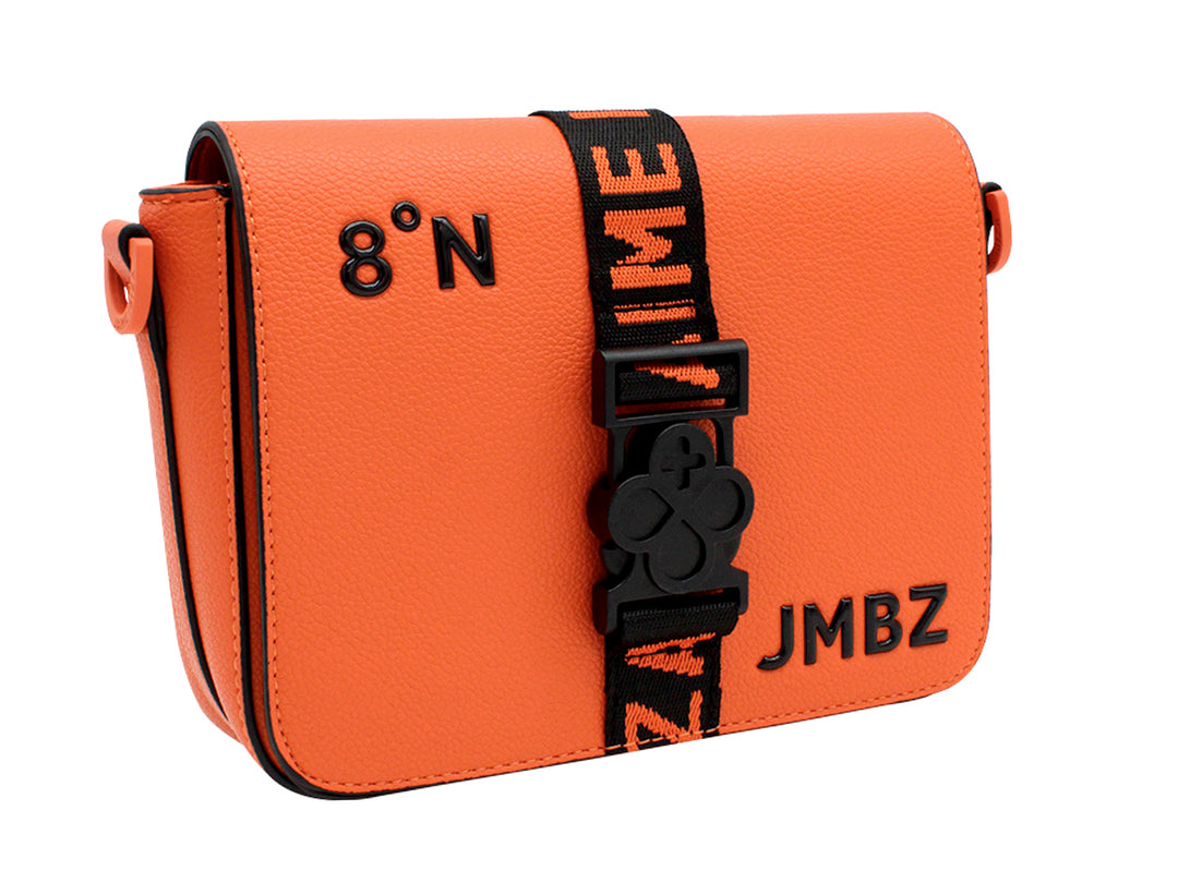 Bolso de hombro Jaime Ibiza color naranja con correa negra y accesorio colgante decorativo.