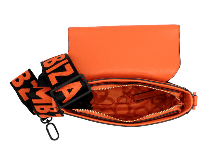 Bolso de hombro Jaime Ibiza color naranja con correa negra y accesorio colgante decorativo.