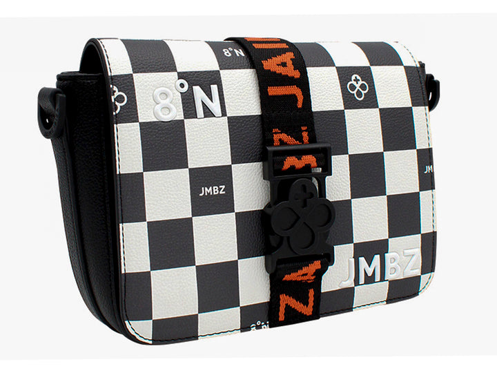 Bolso bandolera Jaime Ibiza con estampado de cuadros blancos y negros, detalles en naranja y correa ajustable.