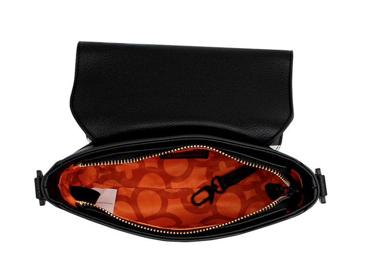 Bolso bandolera Jaime Ibiza con estampado de cuadros blancos y negros, detalles en naranja y correa ajustable.