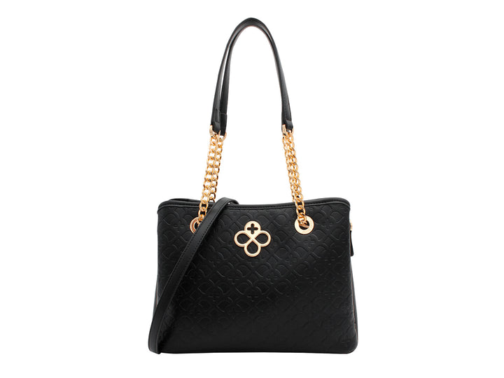 Bolso negro con textura grabada y detalles de cadena dorada en las asas.