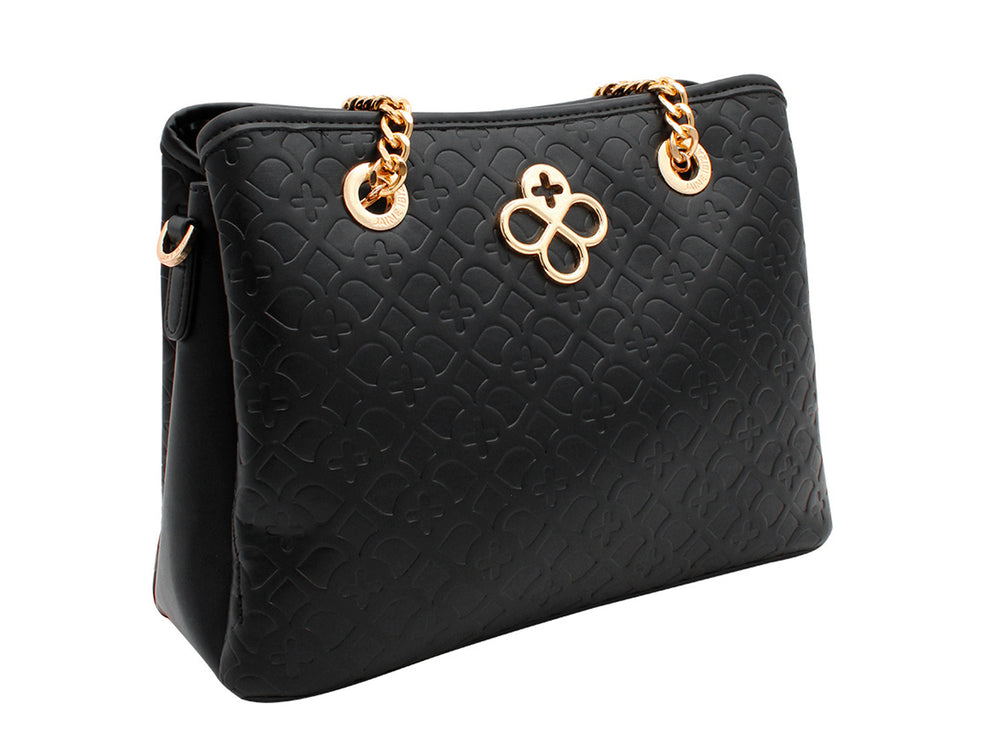 Bolso negro con textura grabada y detalles de cadena dorada en las asas.