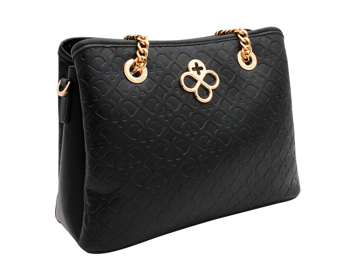 Bolso negro con textura grabada y detalles de cadena dorada en las asas.