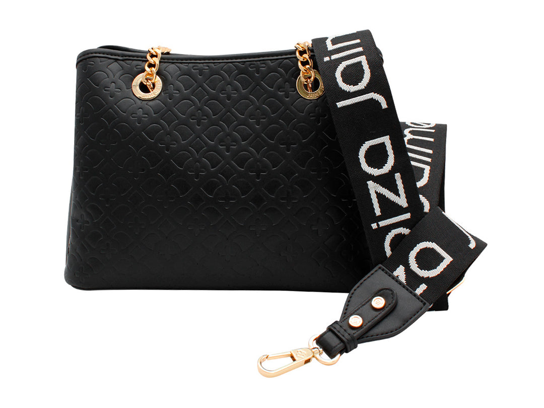 Bolso negro con textura grabada y detalles de cadena dorada en las asas.