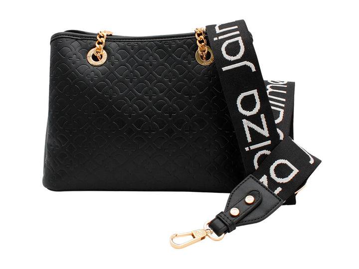 Bolso negro con textura grabada y detalles de cadena dorada en las asas.