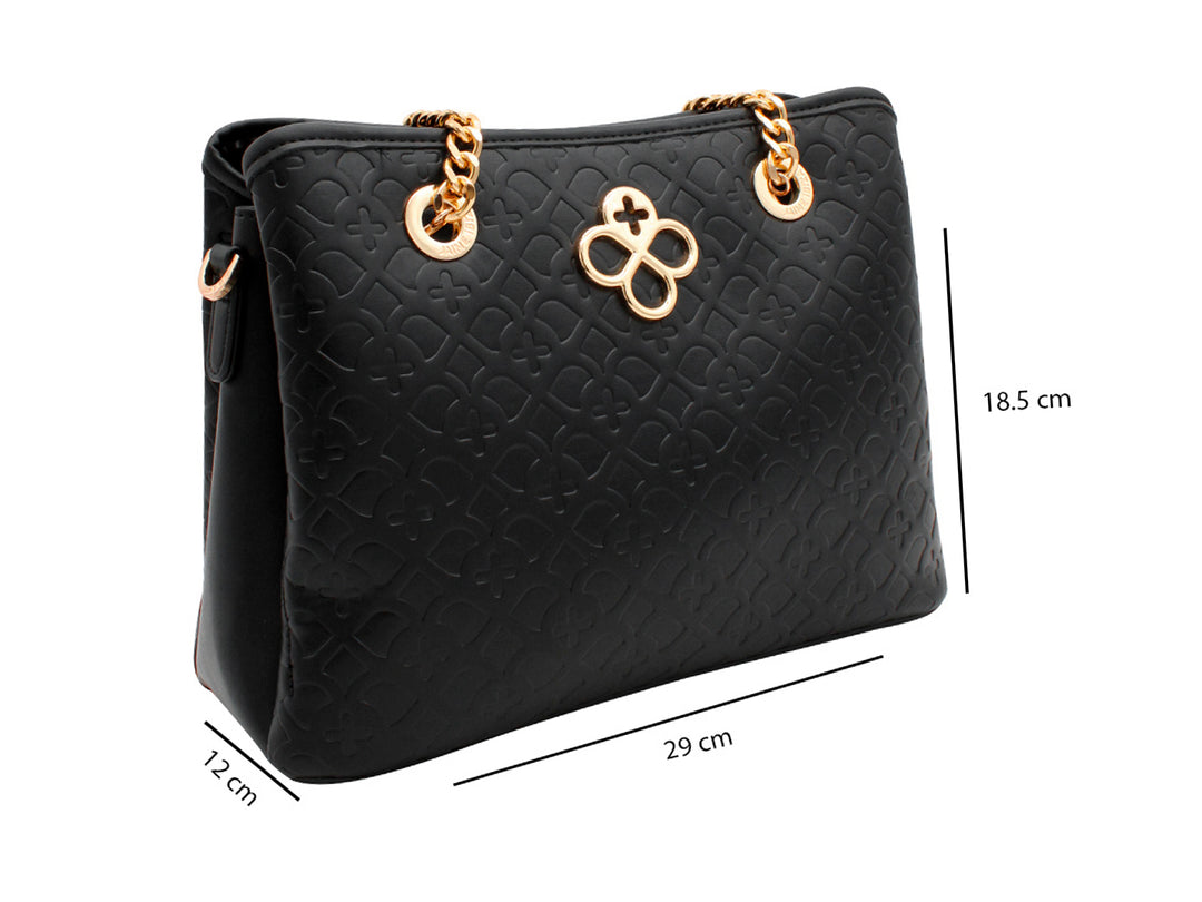 Bolso negro con textura grabada y detalles de cadena dorada en las asas.