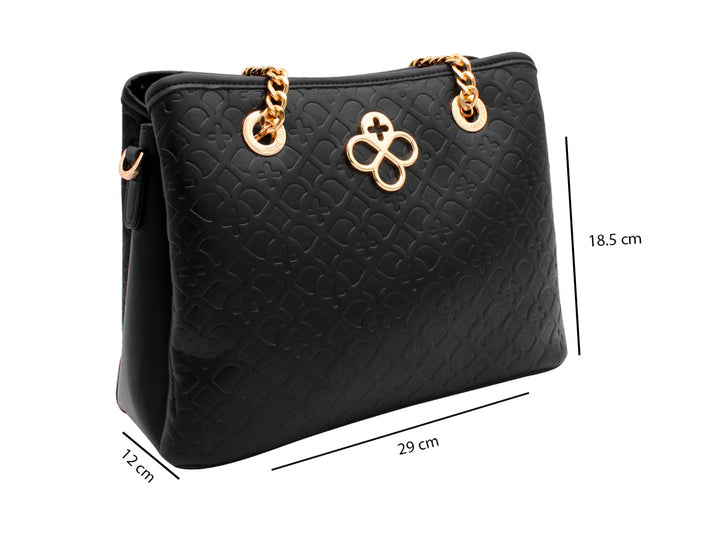 Bolso negro con textura grabada y detalles de cadena dorada en las asas.