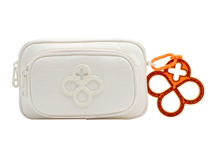 Bolso pequeño blanco de Jaime Ibiza con detalle decorativo frontal y llavero circular en color naranja.