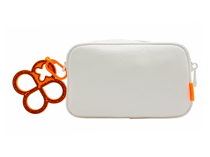 Bolso pequeño blanco de Jaime Ibiza con detalle decorativo frontal y llavero circular en color naranja.