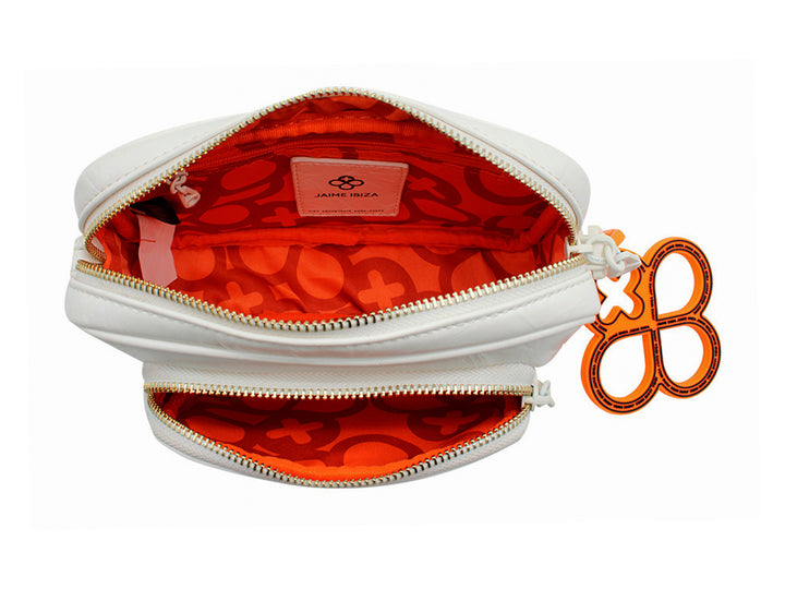 Bolso pequeño blanco de Jaime Ibiza con detalle decorativo frontal y llavero circular en color naranja.