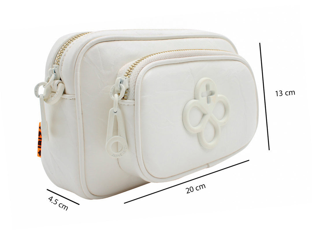 Bolso pequeño blanco de Jaime Ibiza con detalle decorativo frontal y llavero circular en color naranja.