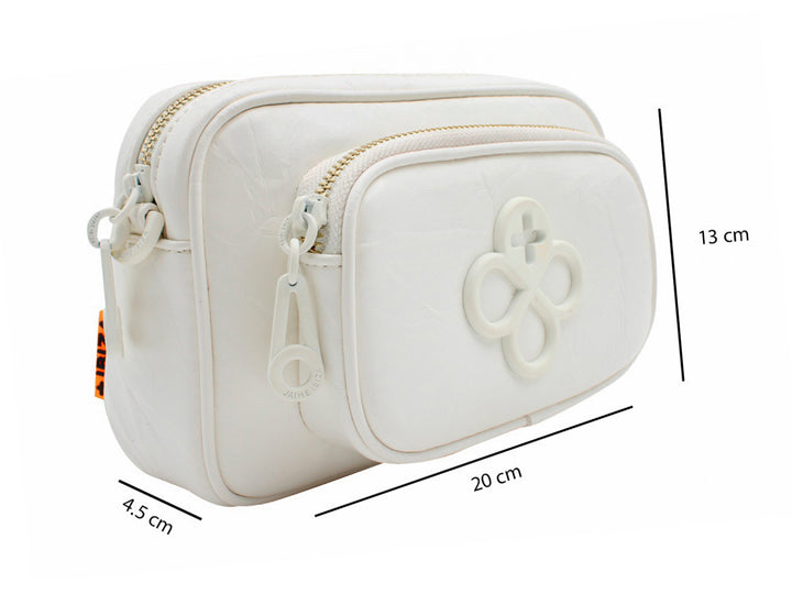 Bolso pequeño blanco de Jaime Ibiza con detalle decorativo frontal y llavero circular en color naranja.