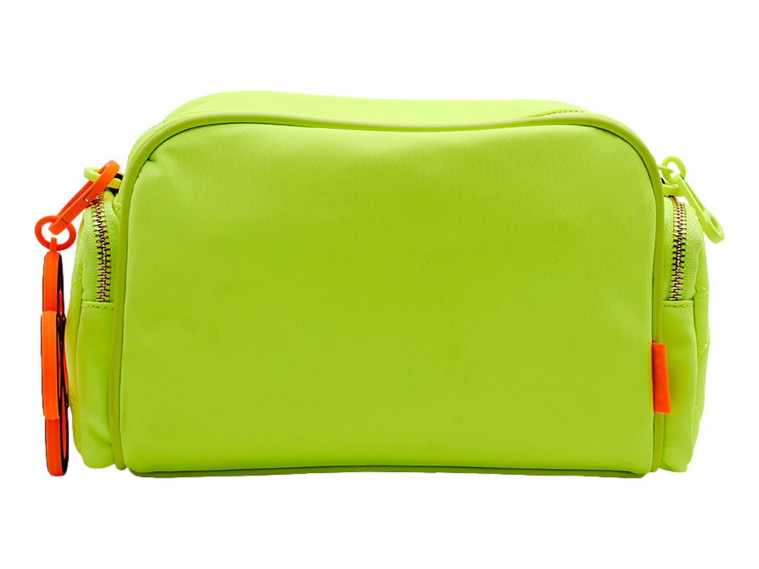 Bolso pequeño color verde neón con textura acolchada y correas naranjas.