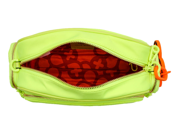 Bolso pequeño color verde neón con textura acolchada y correas naranjas.
