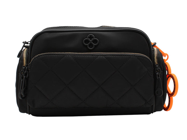 Bolso negro acolchado con detalles en color naranja y cierre frontal.