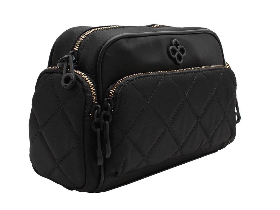 Bolso negro acolchado con detalles en color naranja y cierre frontal.
