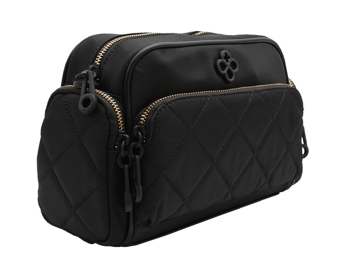 Bolso negro acolchado con detalles en color naranja y cierre frontal.