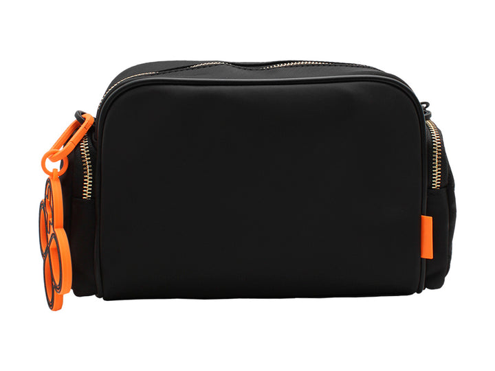 Bolso negro acolchado con detalles en color naranja y cierre frontal.