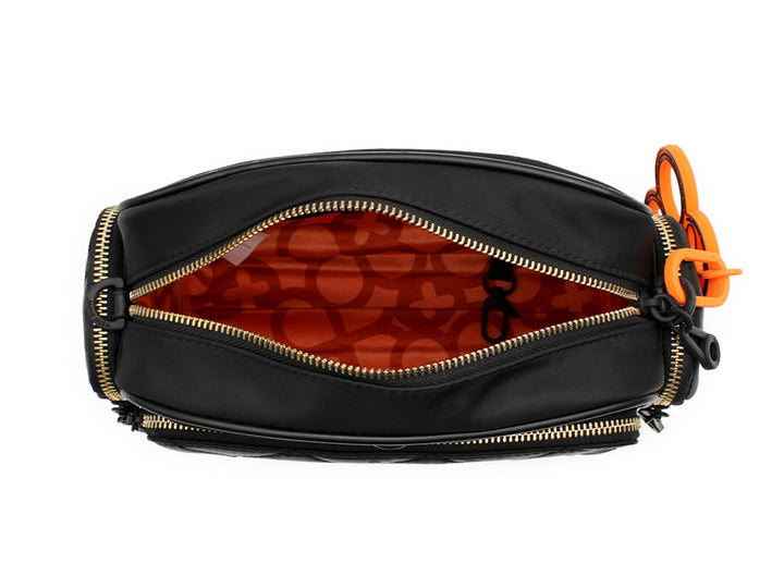 Bolso negro acolchado con detalles en color naranja y cierre frontal.