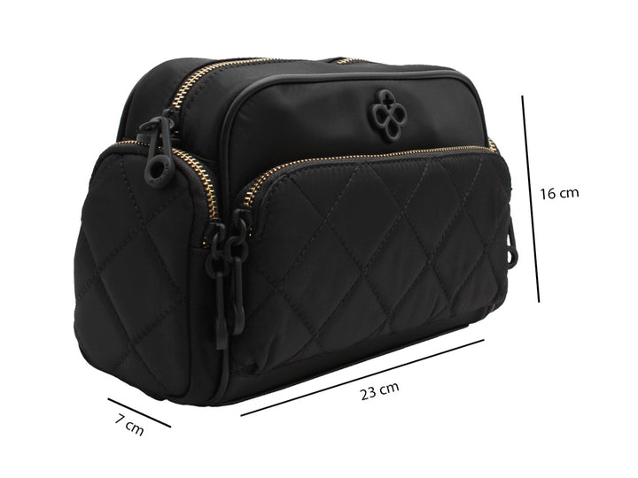 Bolso negro acolchado con detalles en color naranja y cierre frontal.