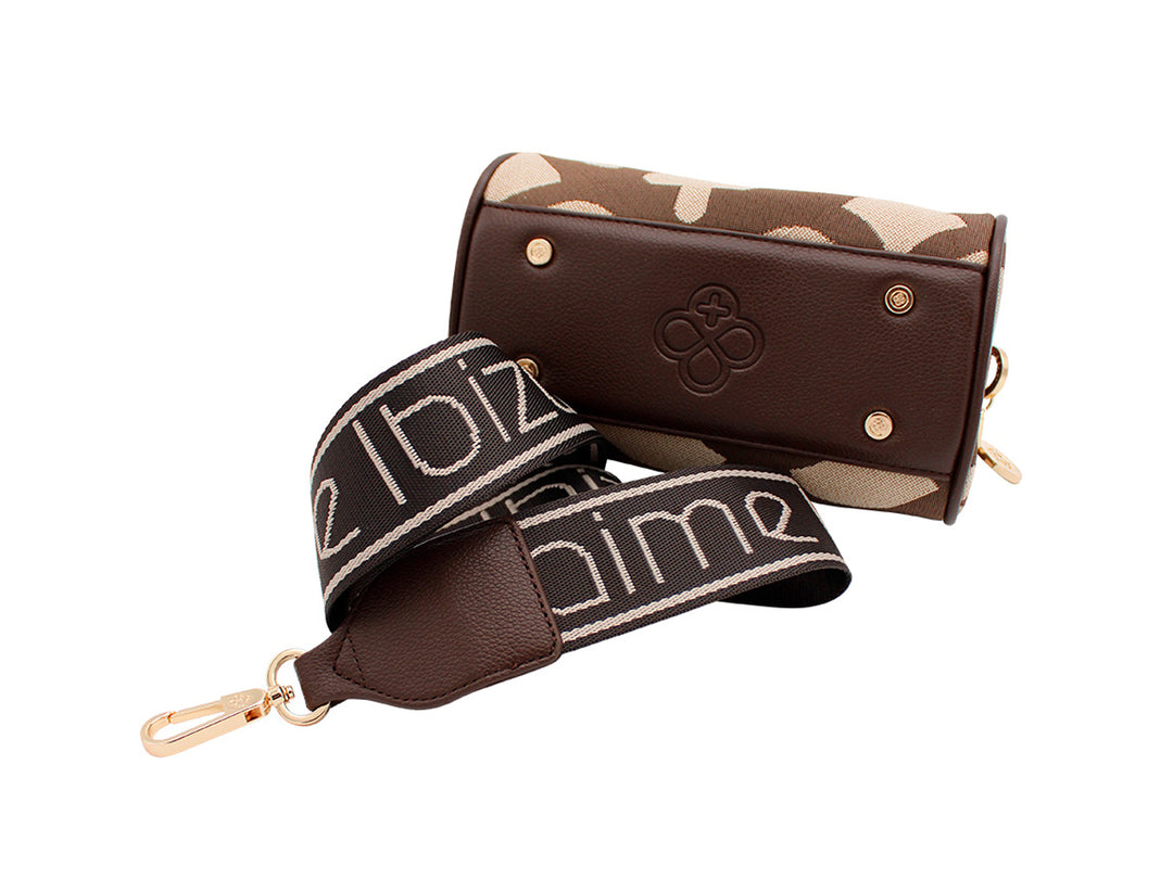 Bolso de mano Jaime Ibiza en color chocolate y beige con estampado jacquard, asas cortas y correa larga ajustable.